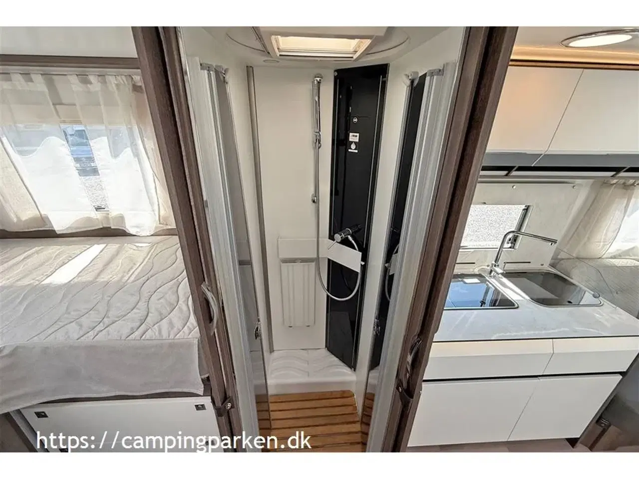Billede 13 - 2022 - Benimar Amphitryon 967   Topmodel fra Benimar, vognen er udstyret som en luksuscamper, vandbåren varme, automatgear, lækkert design