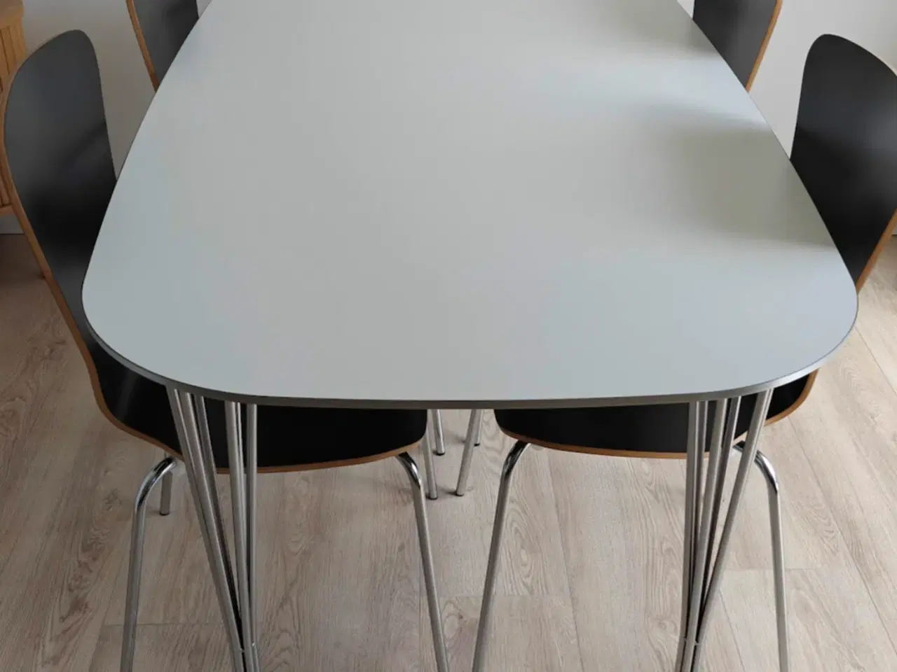 Billede 5 - Vesterby Spisebord med 4 skal stole