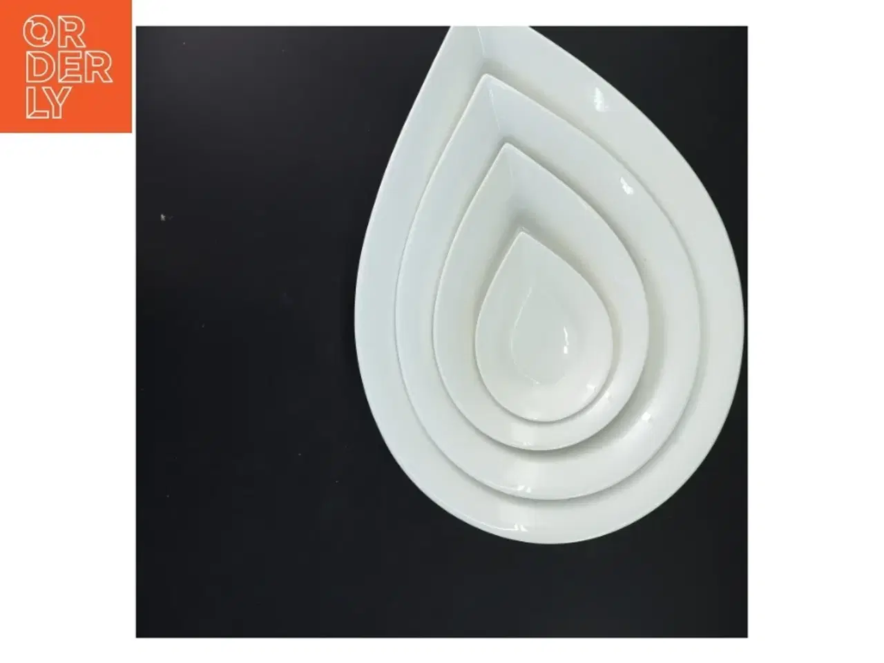 Billede 3 - Sæt med fire hvide keramiske fade fra Blomsterberg (str. 35&28&20&12,5 cm)