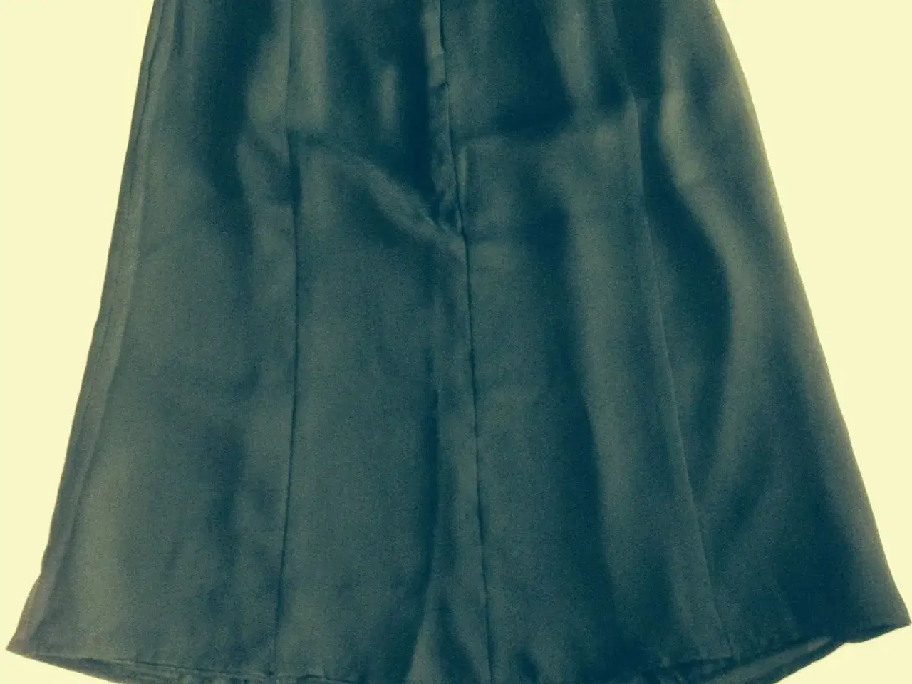 Billede 1 - Sort knælang nederdel, ny, str 36, kr 100 inkl fra