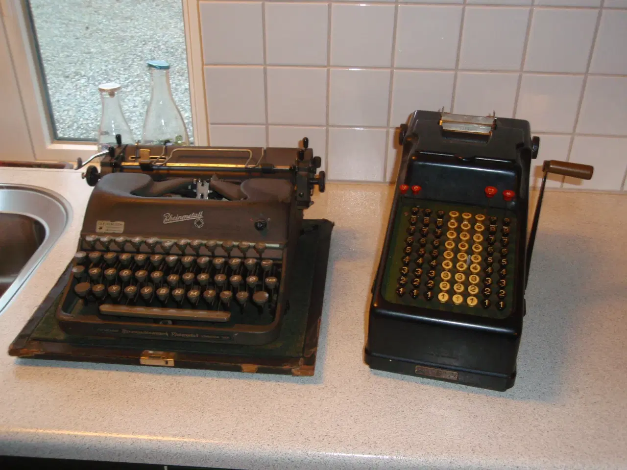 Billede 2 - Gl. Skrivemaskine/ gl. regnemaskine