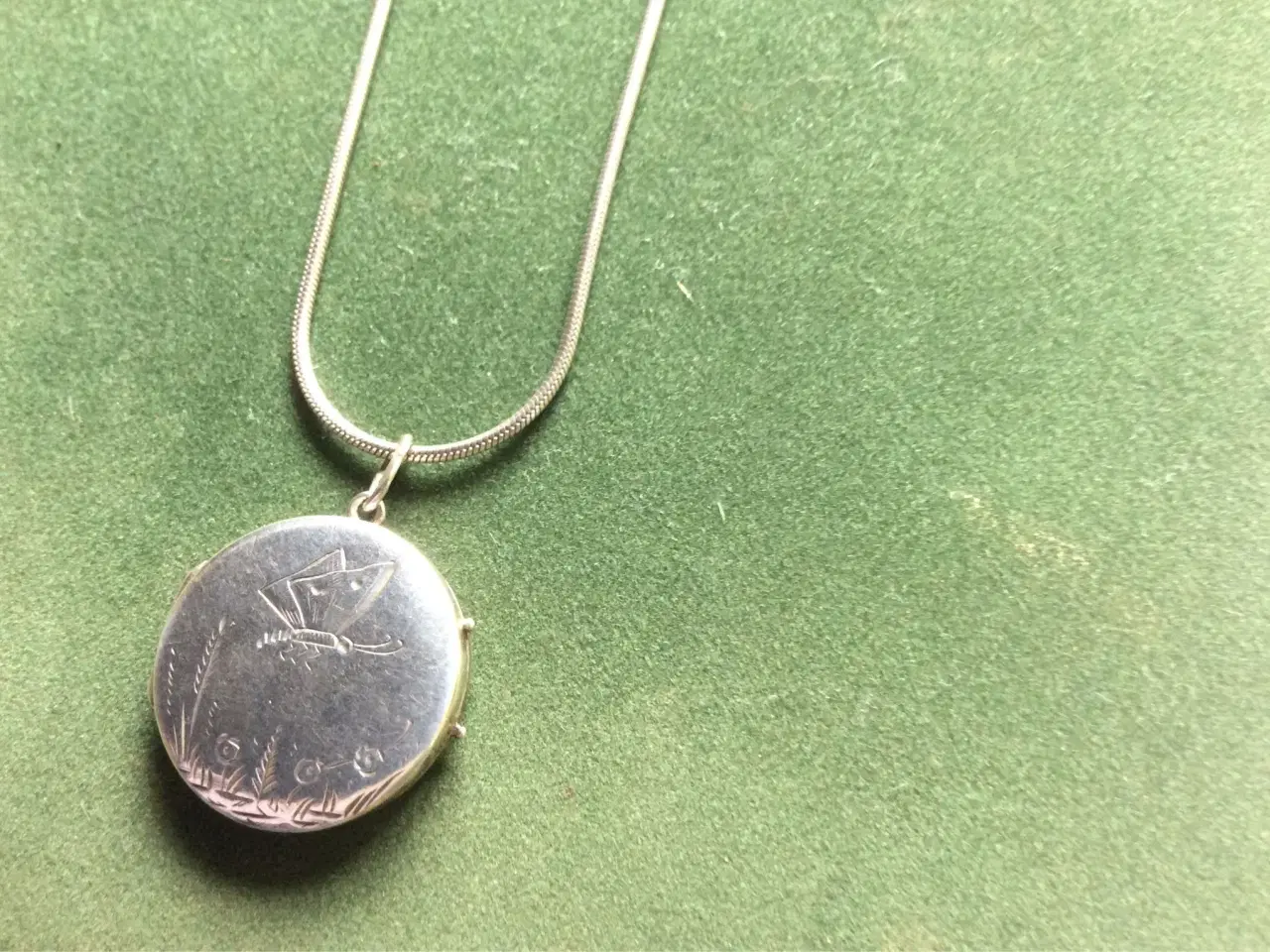Billede 1 - Halskæde med sølvamulet.