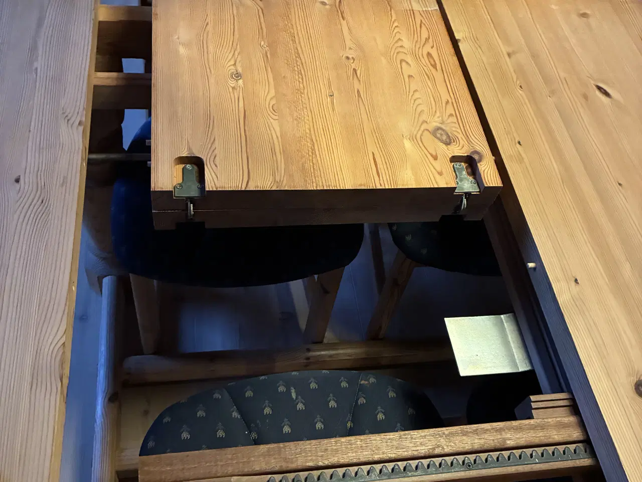 Billede 3 - Velholdt solidt spisebord