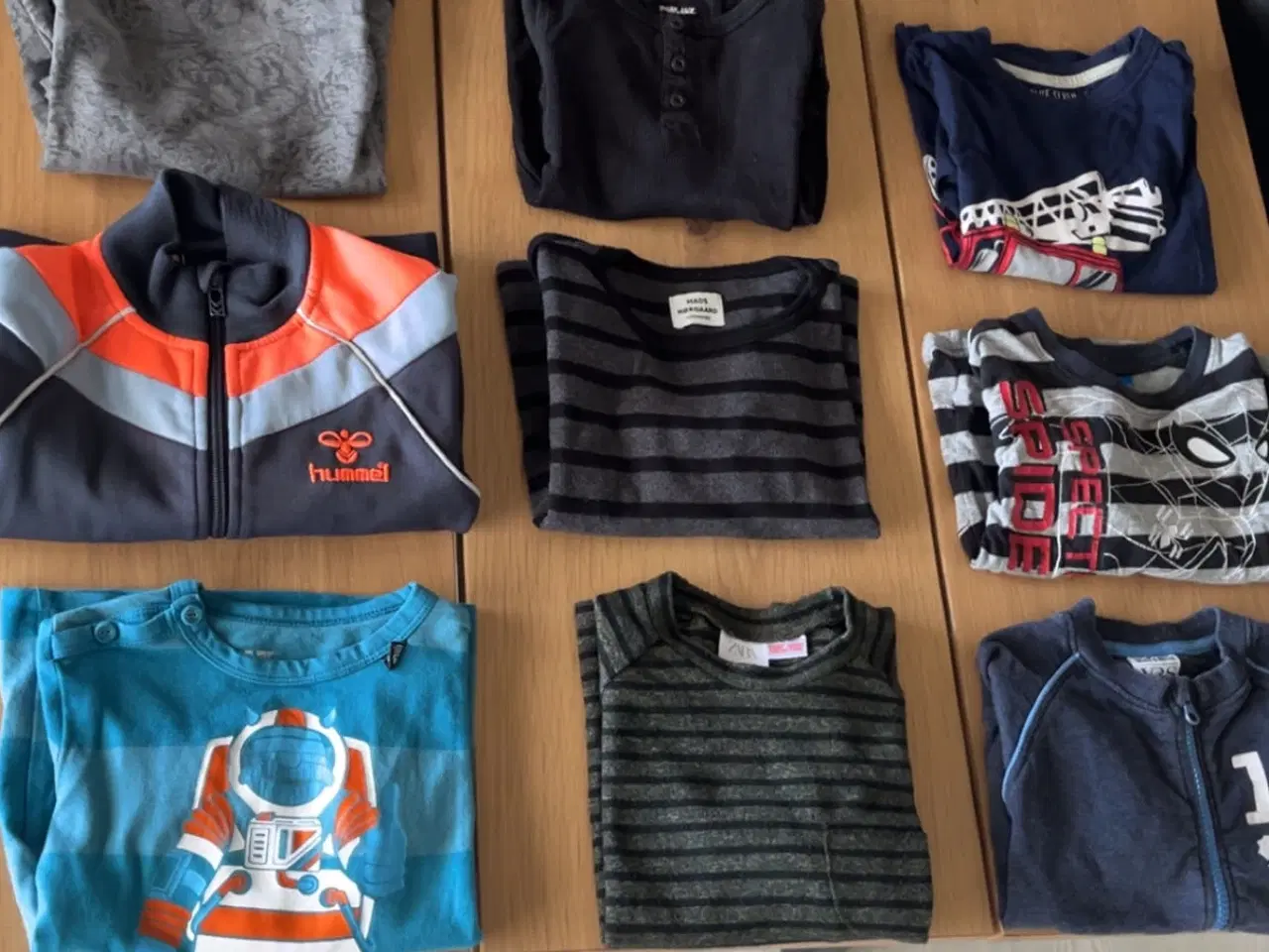 Billede 1 - Drengebluser - t-shirt - dragt - fleecetrøjer 