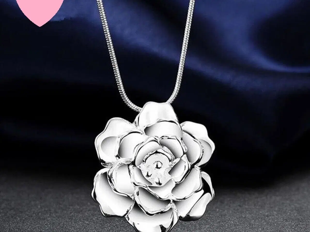 Billede 1 - * Halskæde med smukt blomster-vedhæng og sten - i 