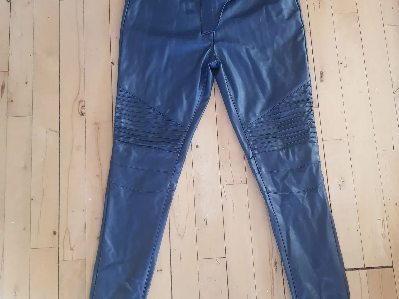 Billede 2 - Fede blå læderlook jeans 