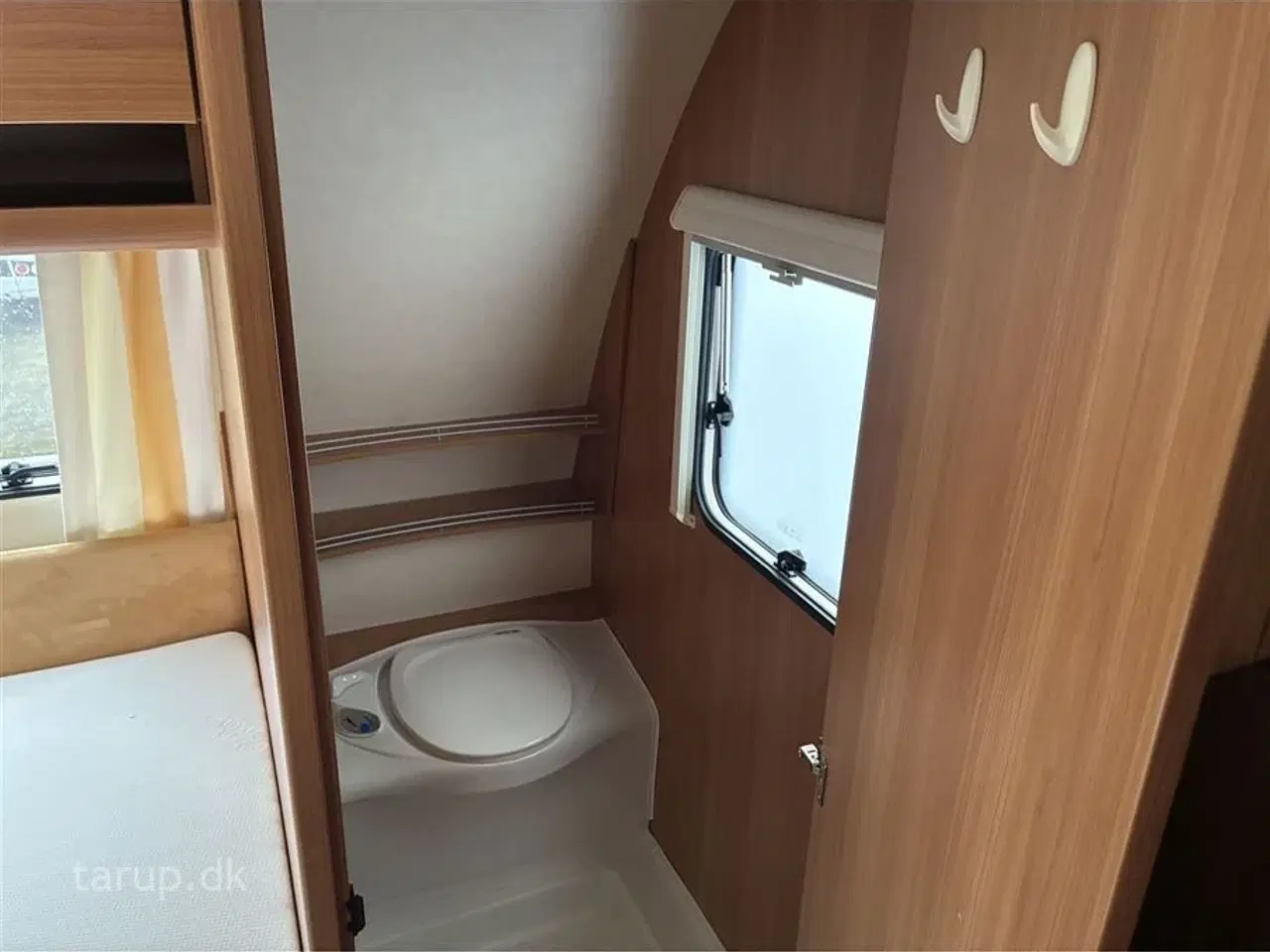 Billede 17 - 2013 - Knaus Sport 450 FU   Fast monteret Thule markise, rundsiddegruppe, mover, Isabella sunshine, stabilisator, aircondition, varmtvand, udvendigt gasudtag og EL.