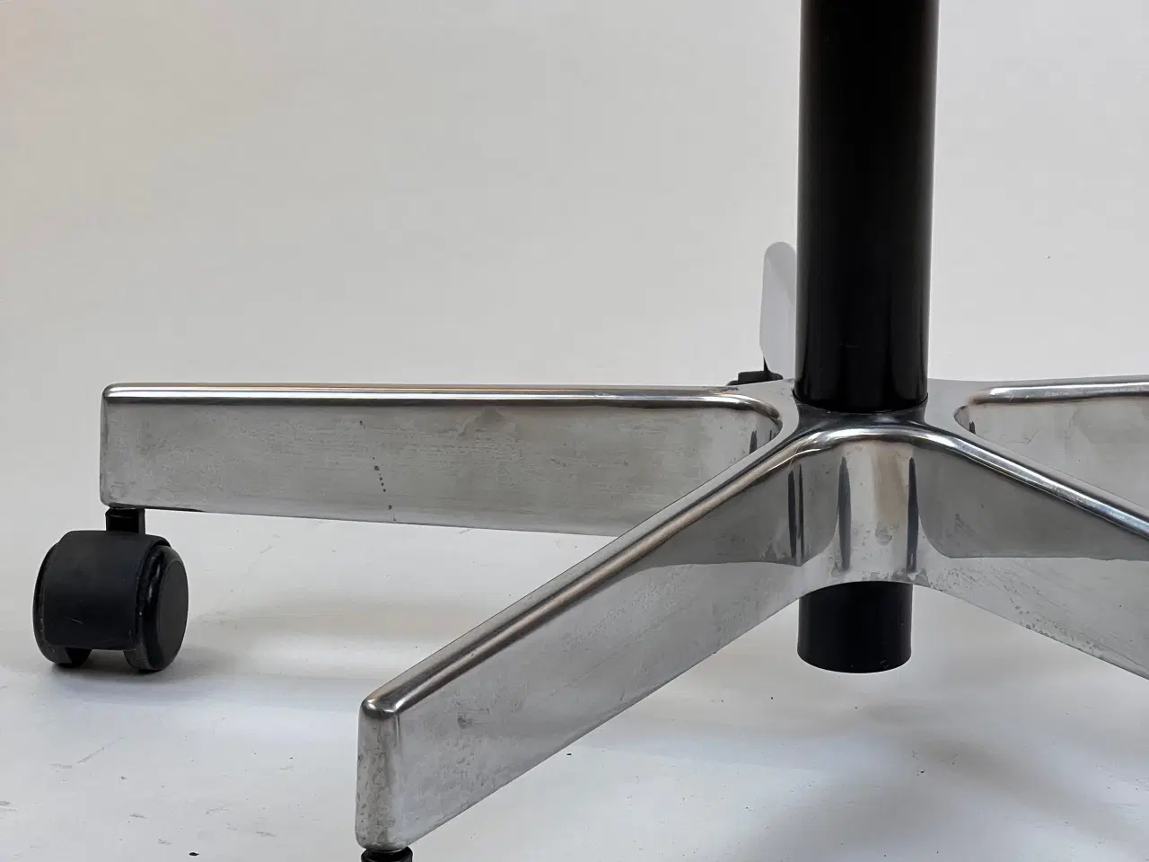 Billede 8 - Labofa Groovy Kontorstol – Sort med Krom Stel