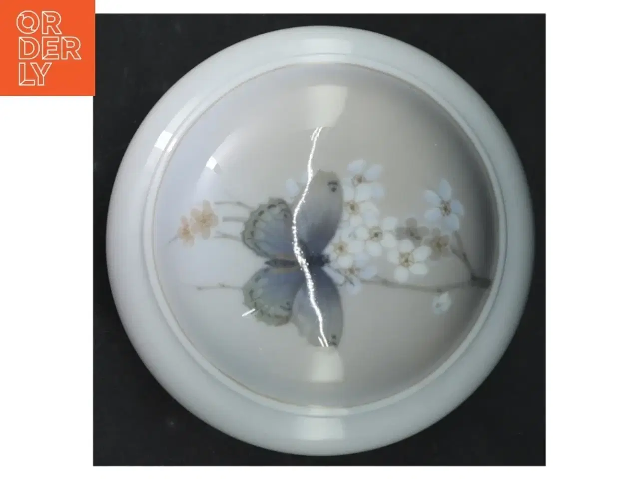 Billede 2 - Bonbonniere med blomst og sommerfugl fra Royal Copenhagen (str. Ø. 13,5 cm)