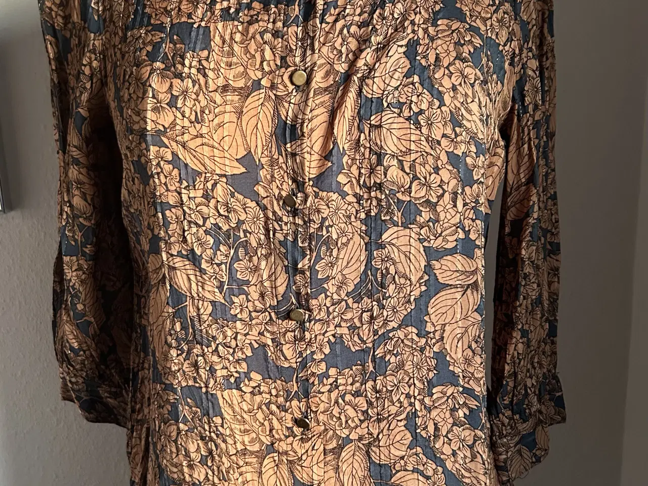 Billede 1 - Skjorte med guldtråde fra Lollys Laundry