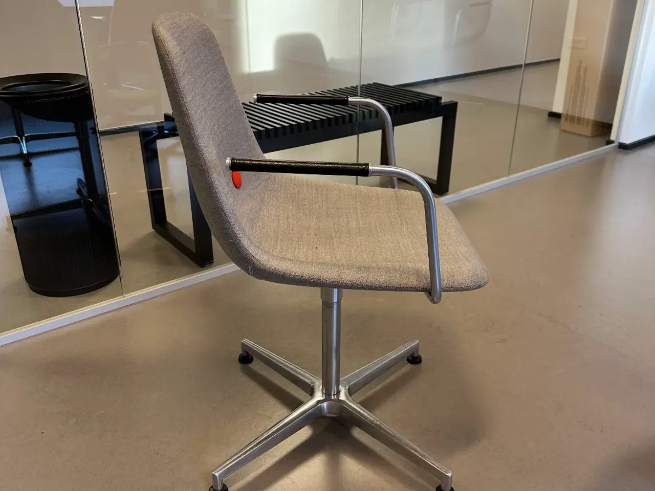 Billede 7 - Erik Jørgensen Eyes Swivel Armchair konference.