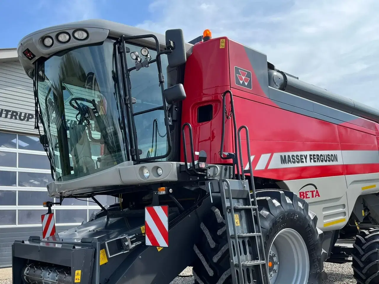 Billede 22 - Massey Ferguson 7370 BETA. Gårdmaskine med kun 1080 motortimer. Med 22fod powerflov skærebord