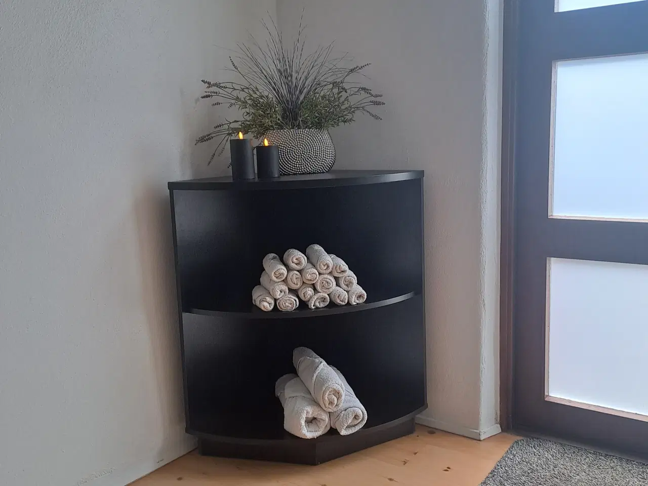 Billede 1 - Sort hjørnereol