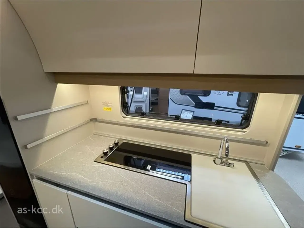 Billede 13 - 2021 - Adria Adora 613 PK Teen   Adria Adora 613 PK Teen årg. 2021, 7 sovepladser 10 siddepladser  Mover, Isabella Commodore Dawn 3 m fortelt med tæppe, DuoControl, Cykelstativ