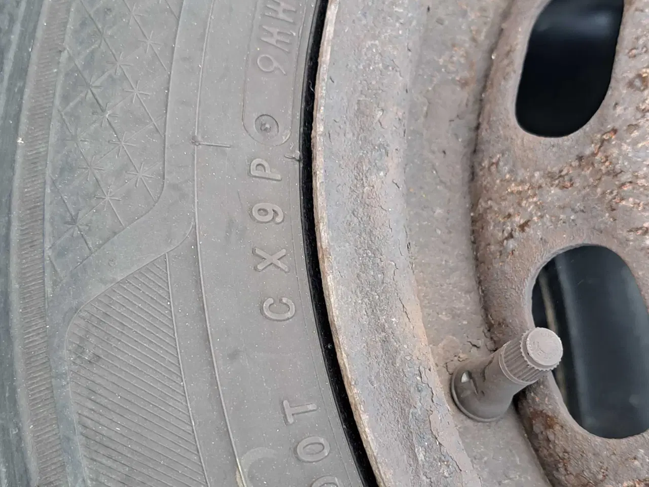 Billede 4 - Helårsdæk på fælge 