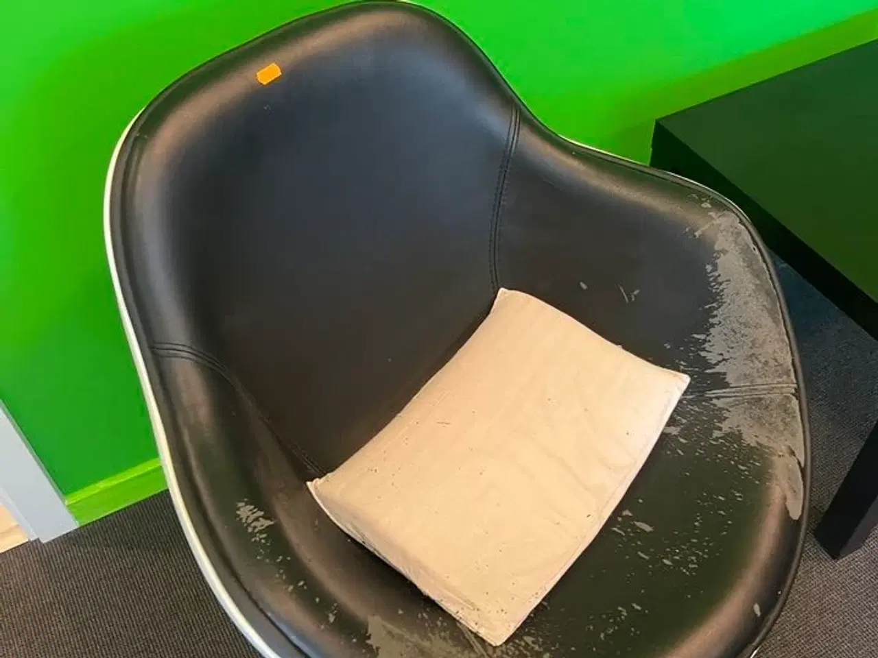 Billede 2 - 2 stk. drejebare lænestole, hvid ramme m. sort kunstlæder og sofabord