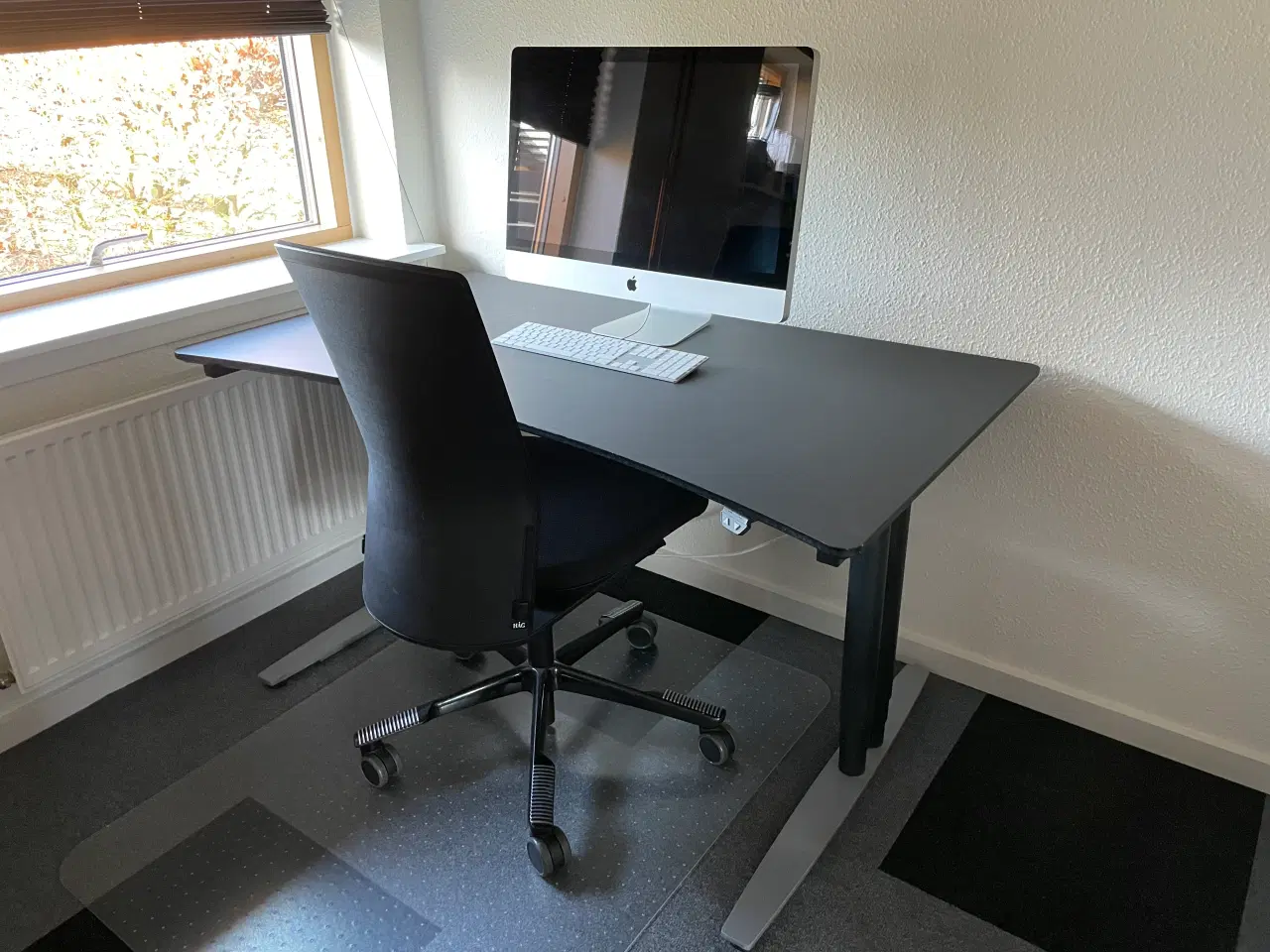 Billede 1 - Skrivebord og kontorstole "HÅG og LINAK"