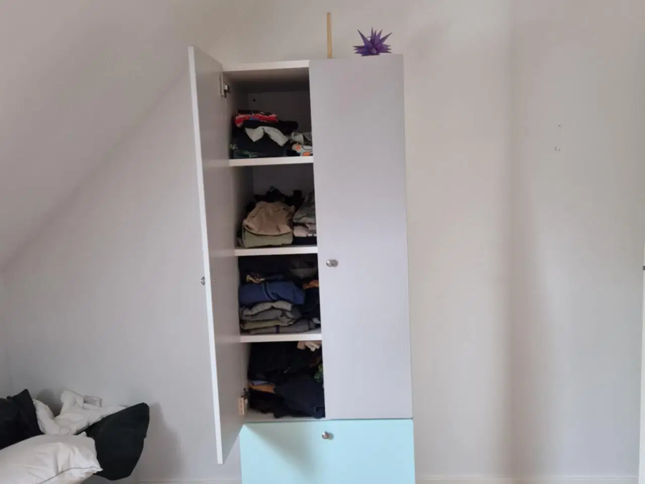 Billede 2 - Tøj skab med hylder