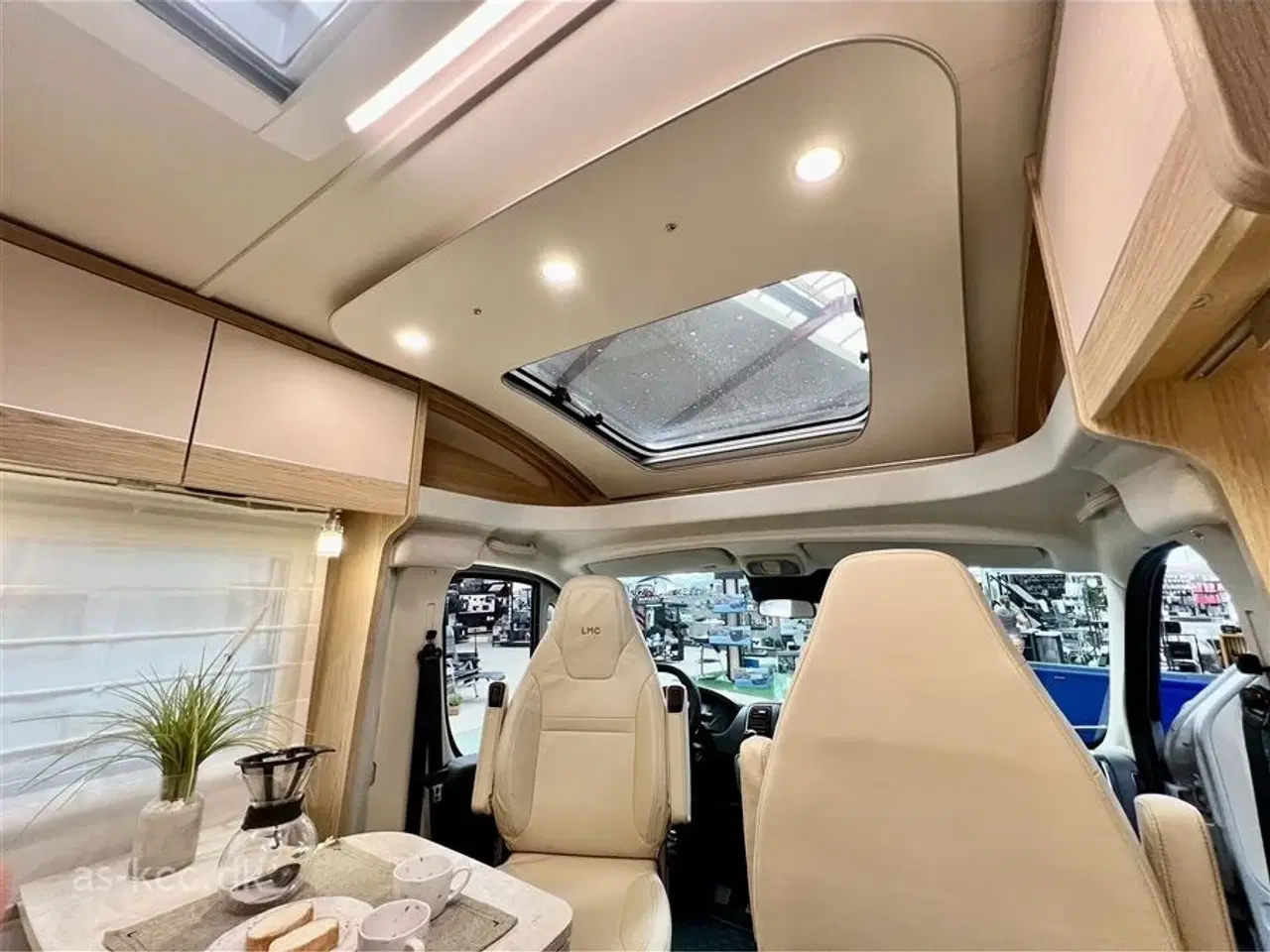 Billede 9 - 2025 - LMC Cruiser V646 LMC Cruiser V646 70års jubilæums med 2 enkelt senge og Automatgear.