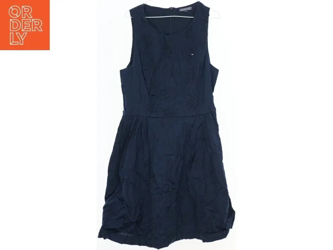 Billede 1 - Ærmeløs kjole med broderier fra Tommy Hilfiger (str. 176)