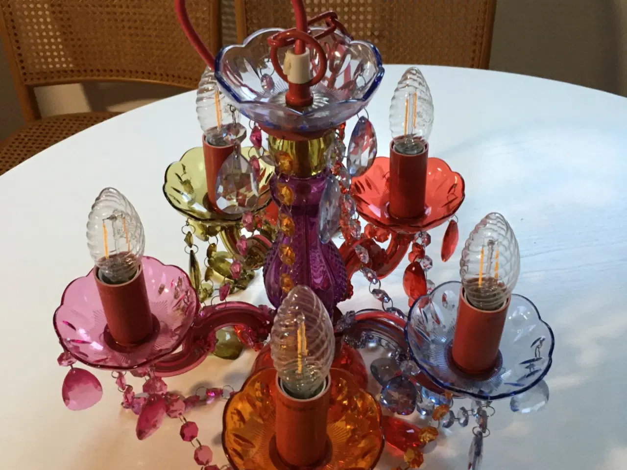 Billede 1 - Farverig  lysekrone med 5 lamper.