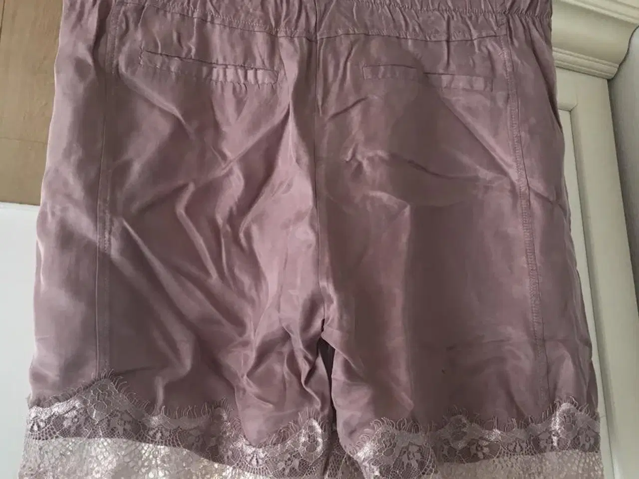 Billede 2 - Cream pyjamas shorts. str. 34 - NYE