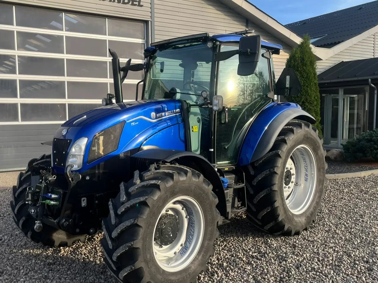 Billede 6 - New Holland T5.100 Blue Power udstyrs model, med brede hjul, frontlift og ekstra lys.
