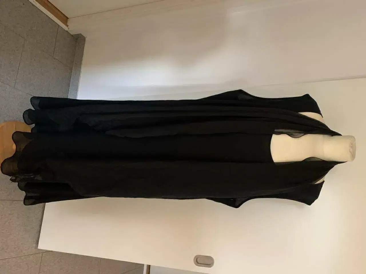 Billede 3 - Flot sort lang kjole