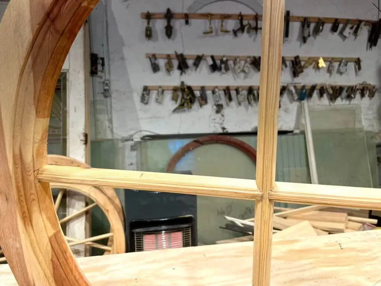 Billede 2 - Nylavet, rundt vindue m. smalle sprosser