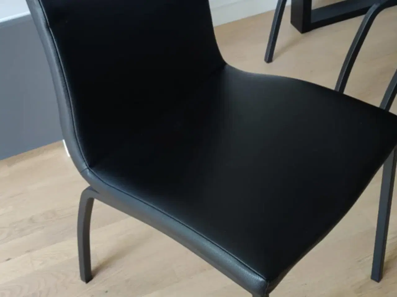 Billede 2 - Spisebord m. Sildebensmønster + stole