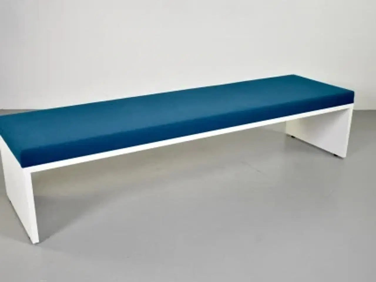 Billede 1 - Hvid bænk med blå hynde, inkl. tre runde puder