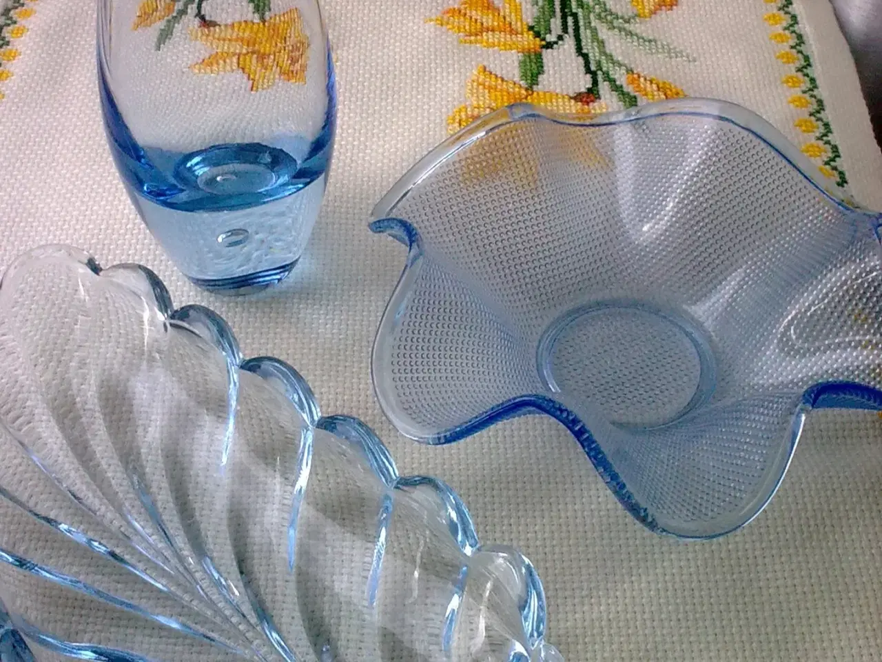 Billede 2 - Flower Power Påske Danske korssting & farvet glas