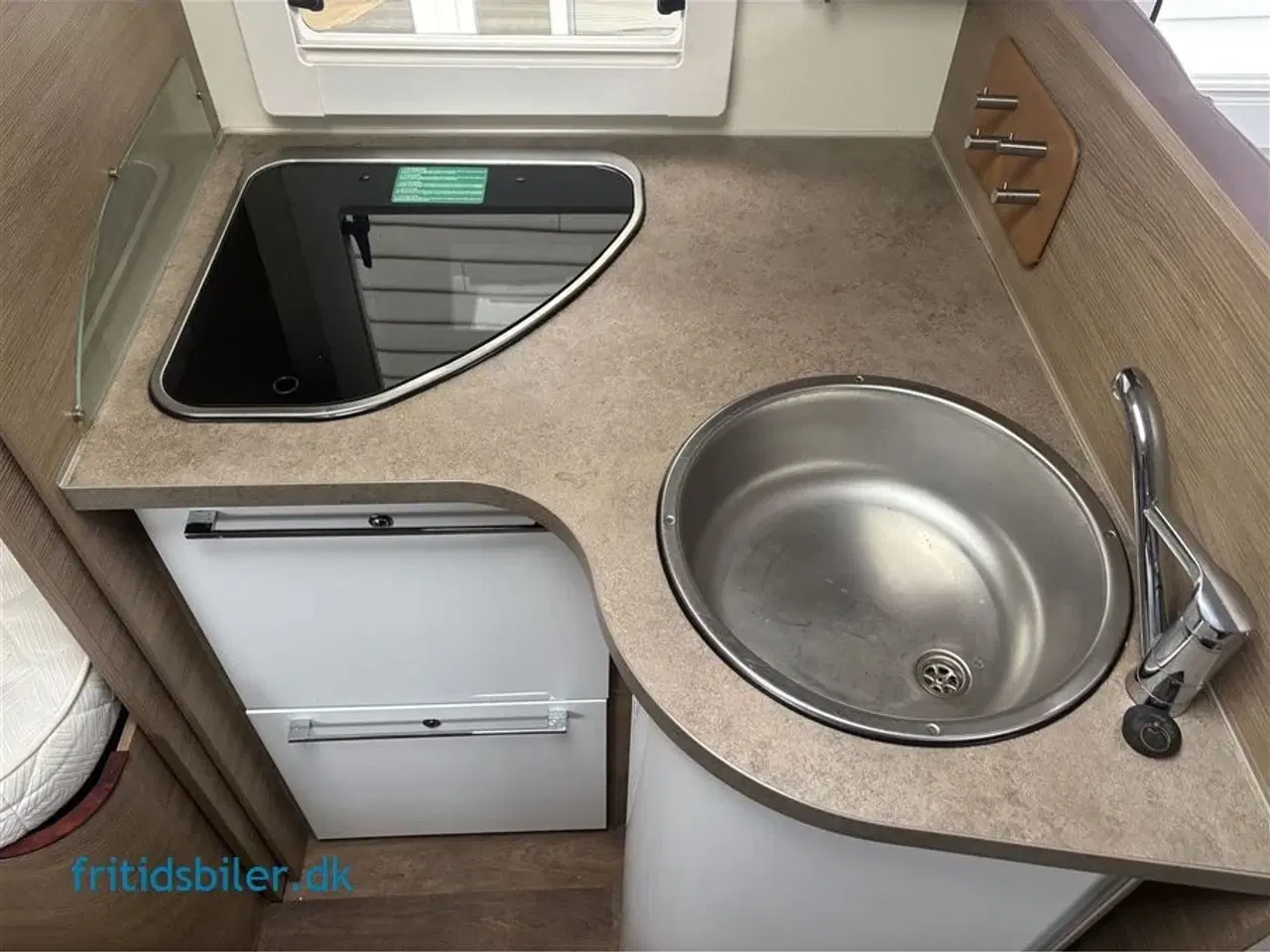 Billede 16 - 2015 - Elnagh T-Loft 531   Elnagh med 2 store langsgående senge og bad og wc bag i bilen og 5 selepladser