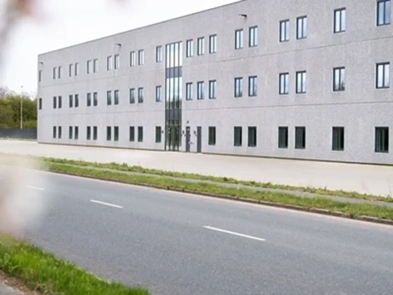 Billede 1 - Stort kontordomicil ved motorvejen i Padborg udlejes