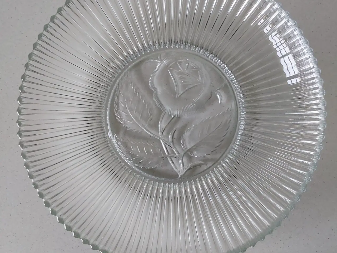 Billede 2 - Glasfad gammelt med blomstermotiv i bunden