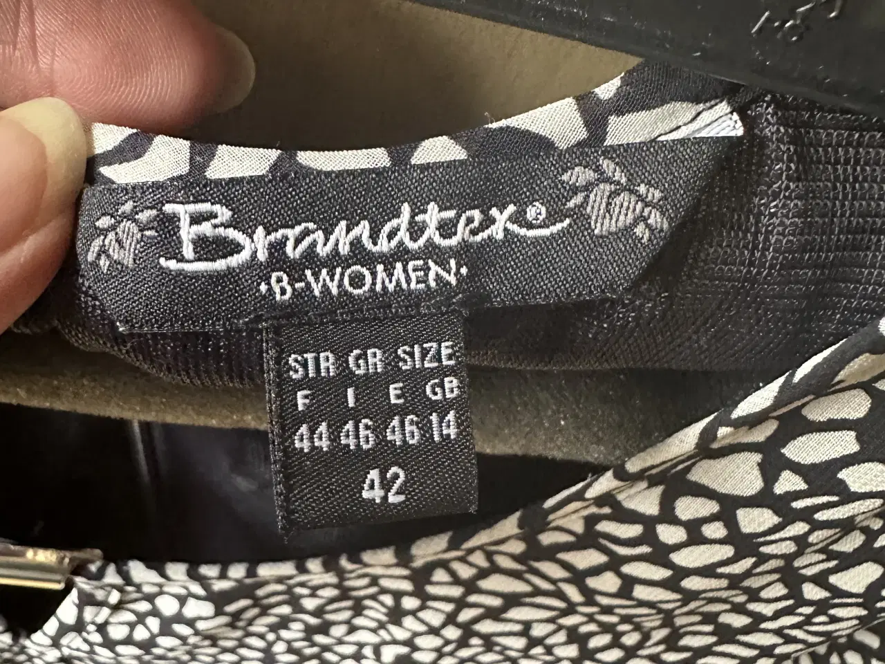 Billede 5 - Fin sæt nederdel og bluse