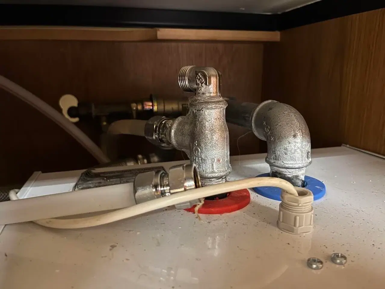 Billede 8 - Skab med vask og varmevands beholder og stålplade, samt afsætnings bord