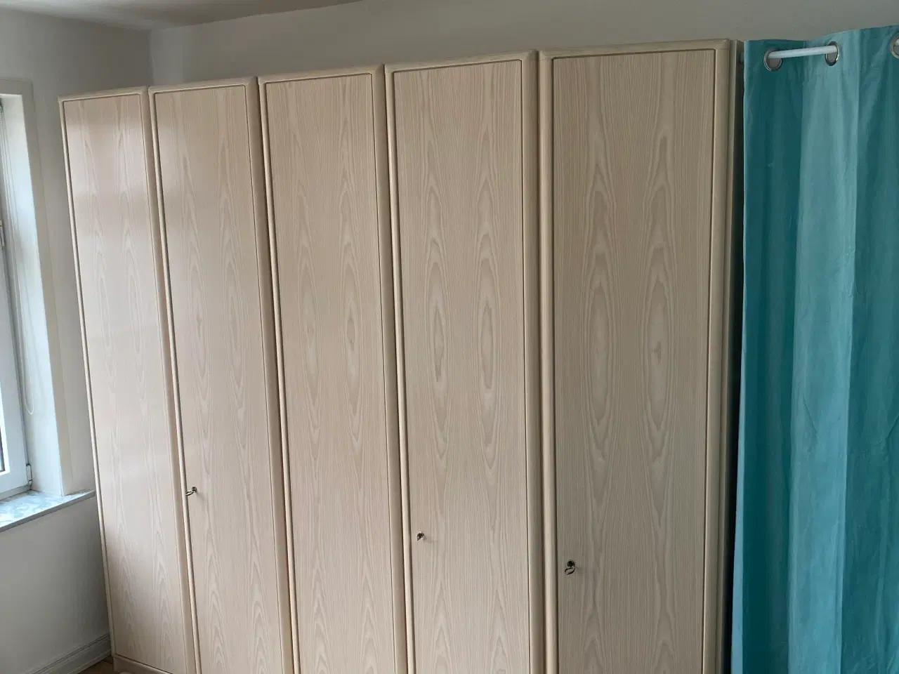 Billede 1 - Stort garderobeskab med bøjlestænger og hylder
