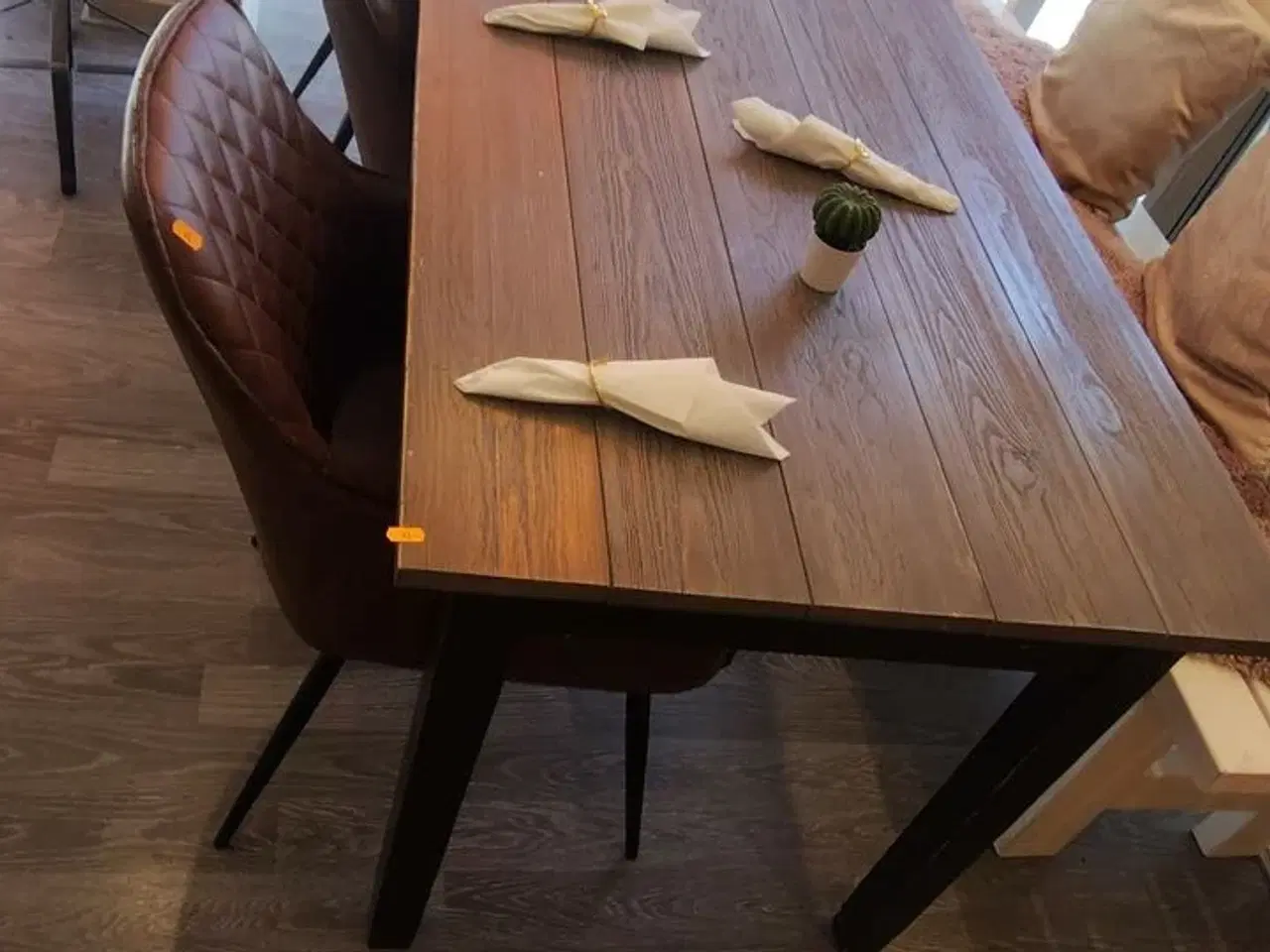 Billede 3 - Langt bord, hvid bænk og tre stole