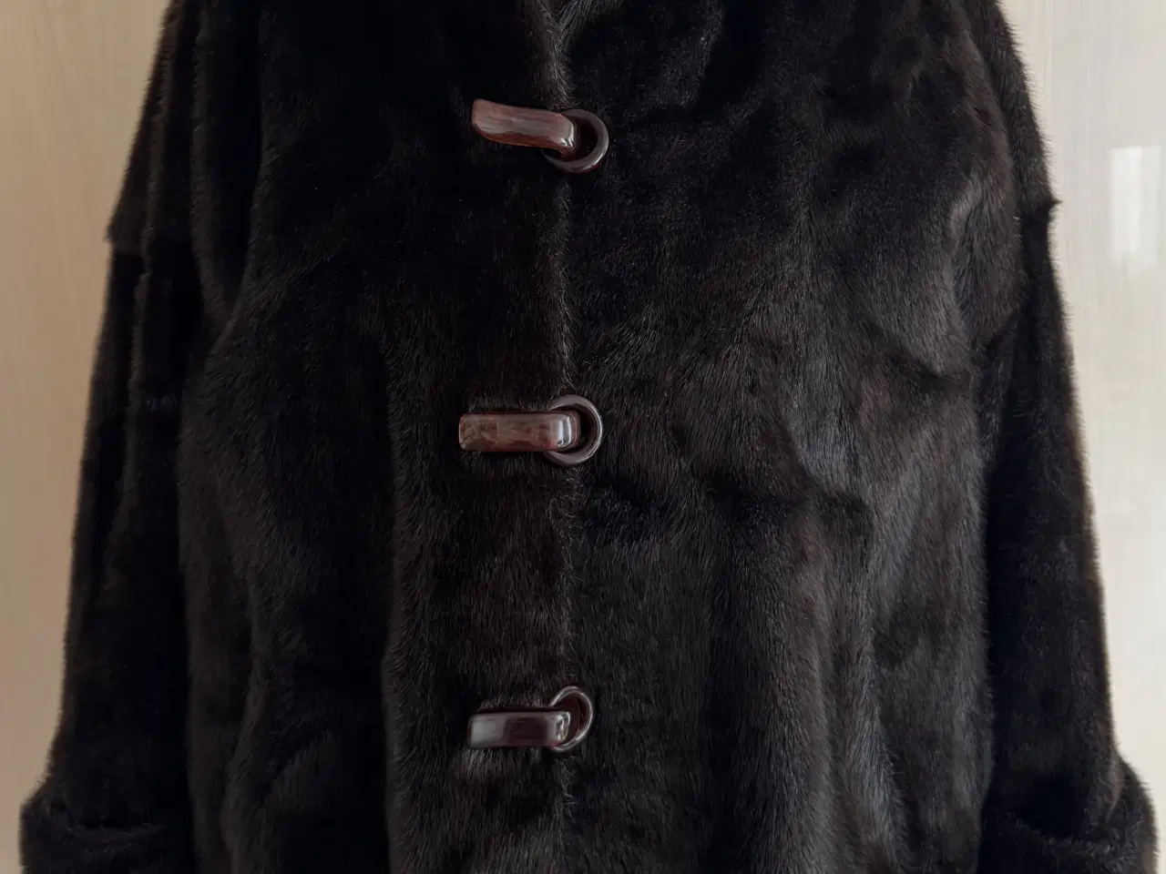 Billede 2 - Flot jakke i grønlandsk sælskind