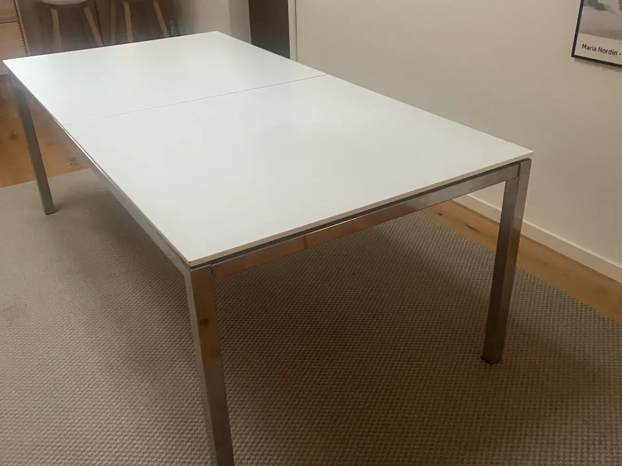 Billede 3 - Hvidt spisebord med metalstel