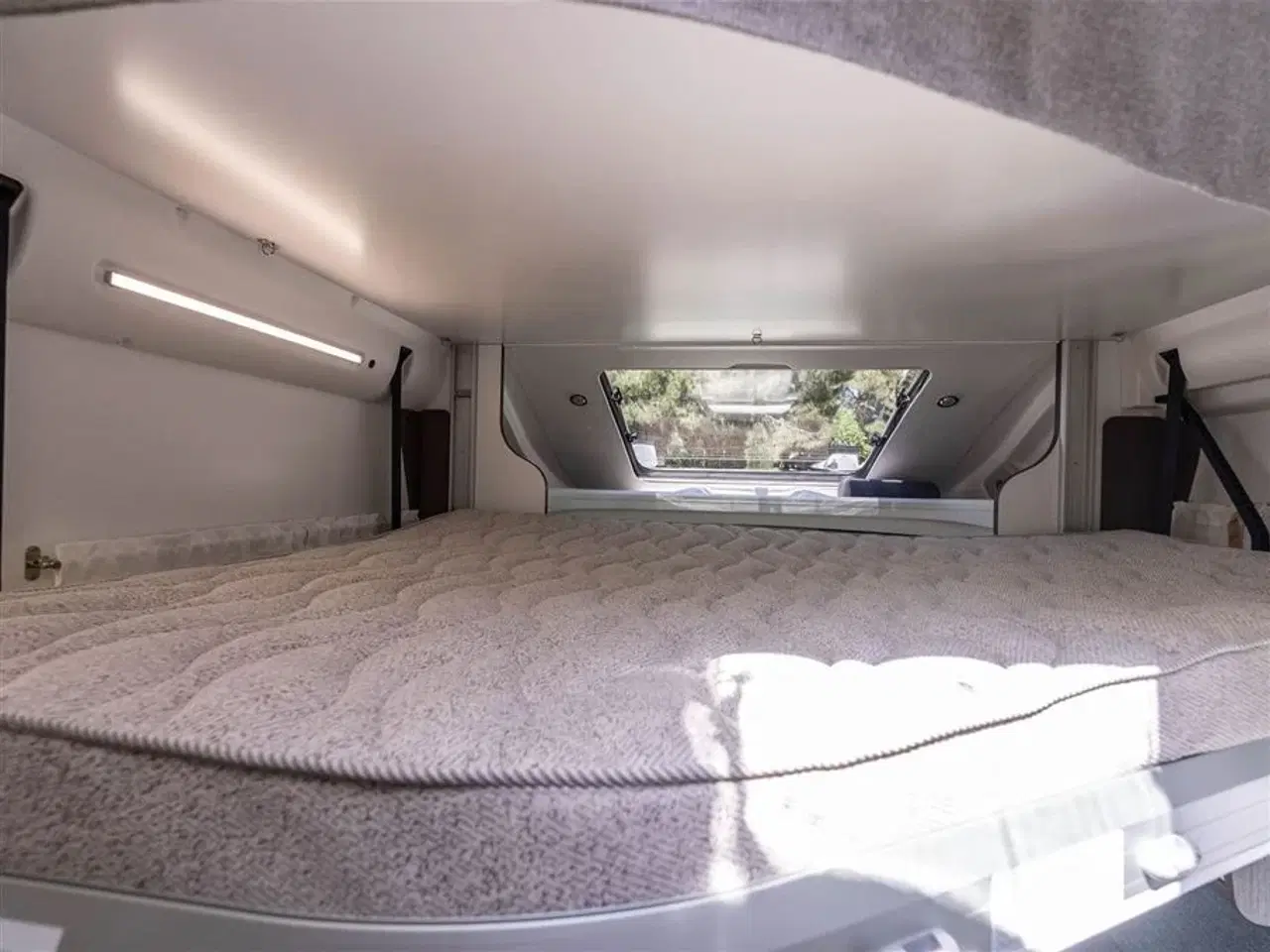 Billede 12 - 2026 - Benimar Tessoro 496   Queens bed med L-siddegruppe