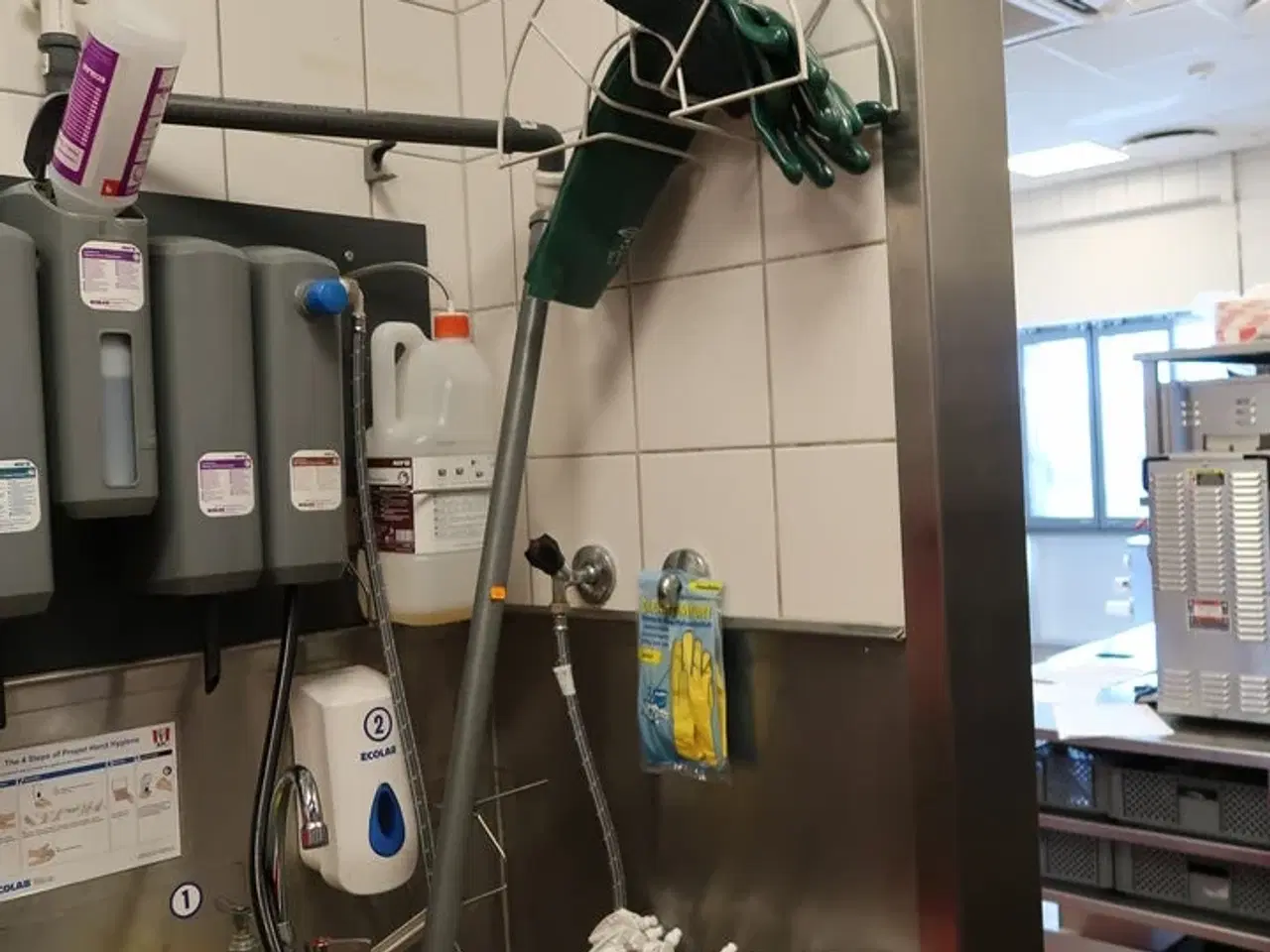Billede 5 - Vaskestation, sæbedispenser, rengøringsartikler m.m.