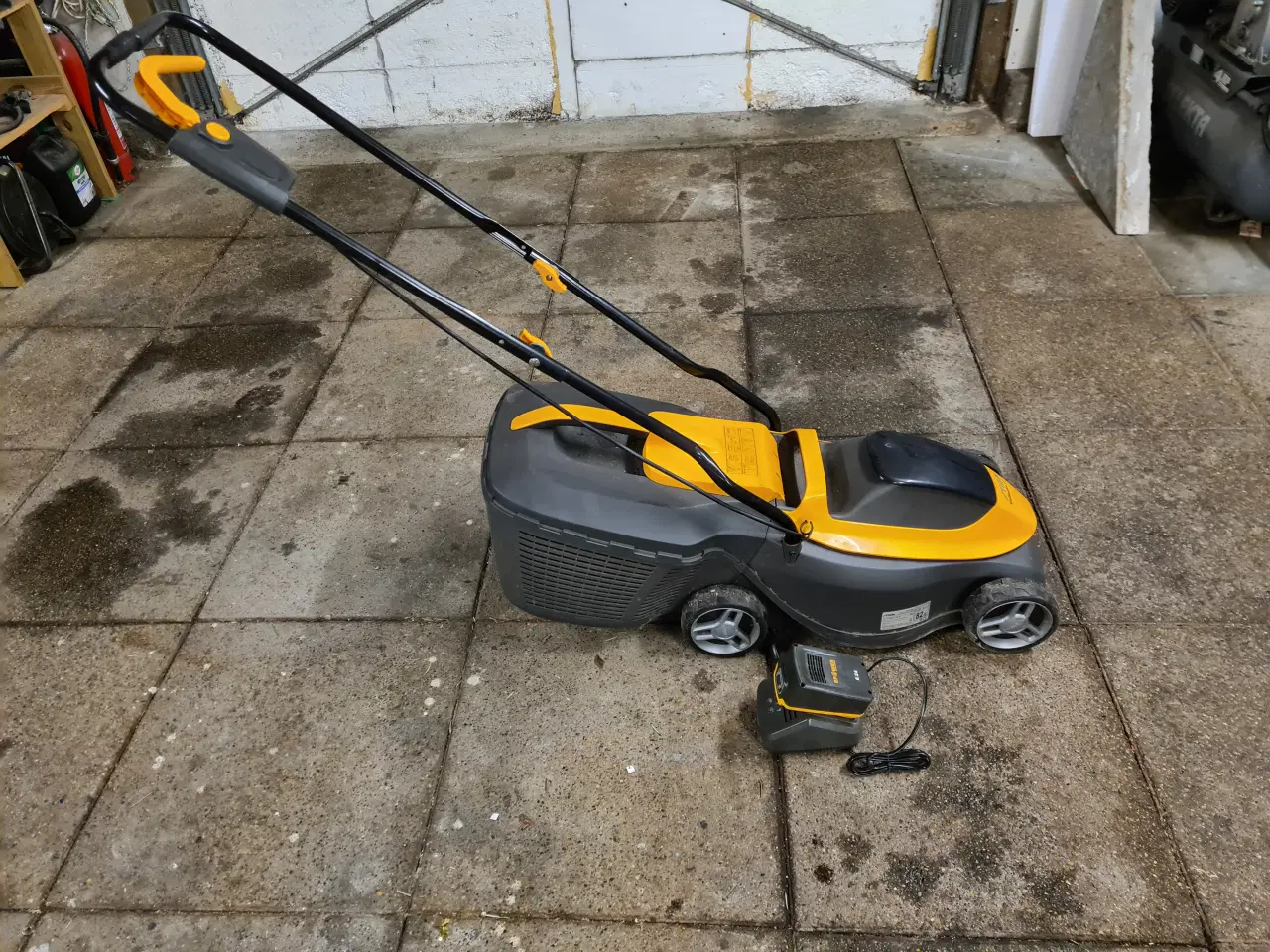 Billede 2 - Græsslåmaskine batteri, Stiga.
