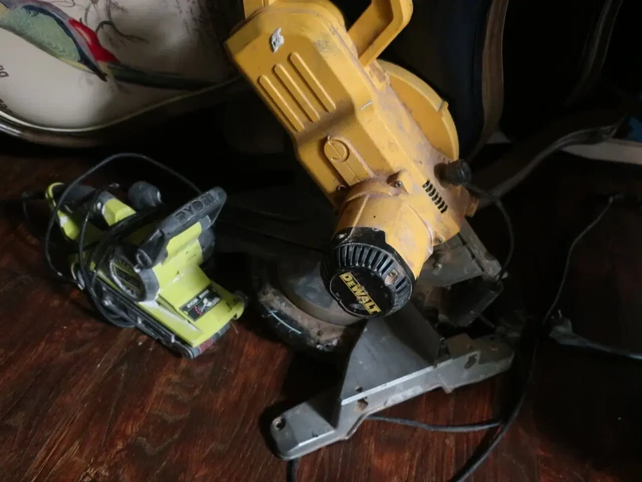 Billede 1 - DeWalt kapsav og Ryobi båndsliber DEWALT