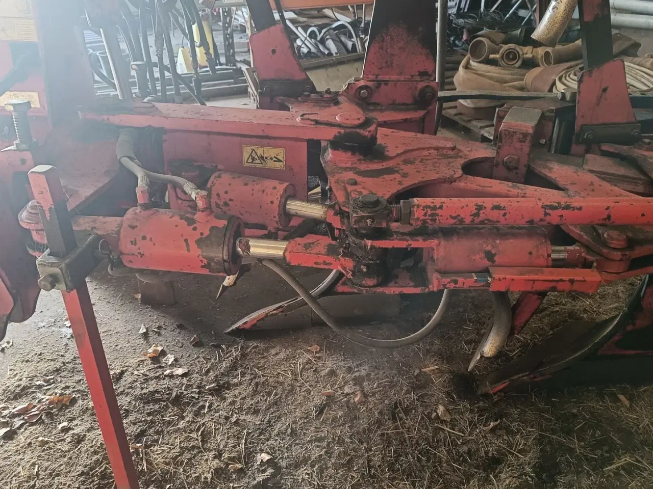 Billede 4 - Naud 57 med fiberplader og jord pakker