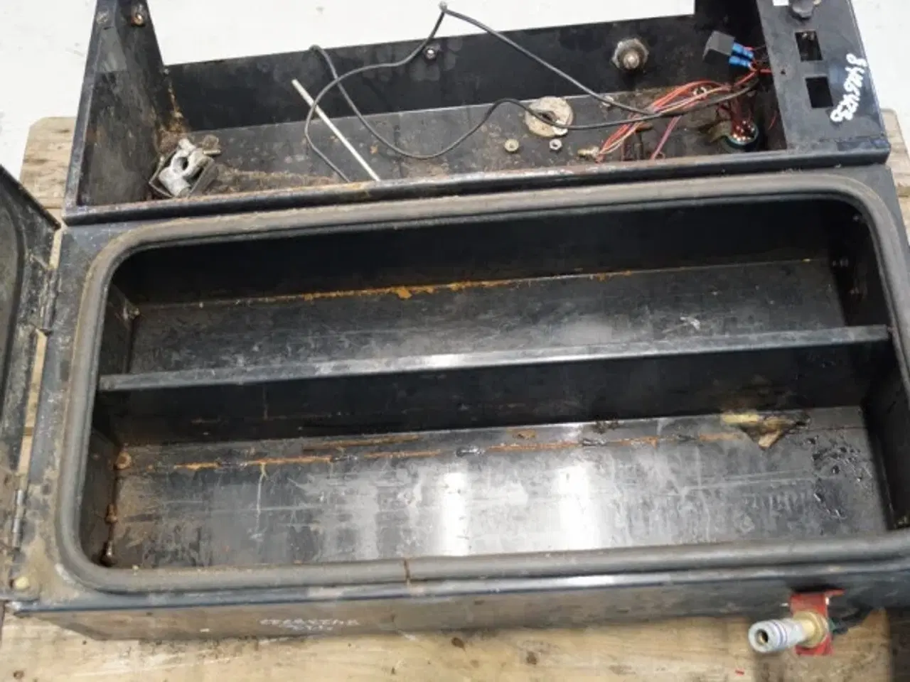 Billede 17 - Case 9230 Batterikasse 84264230