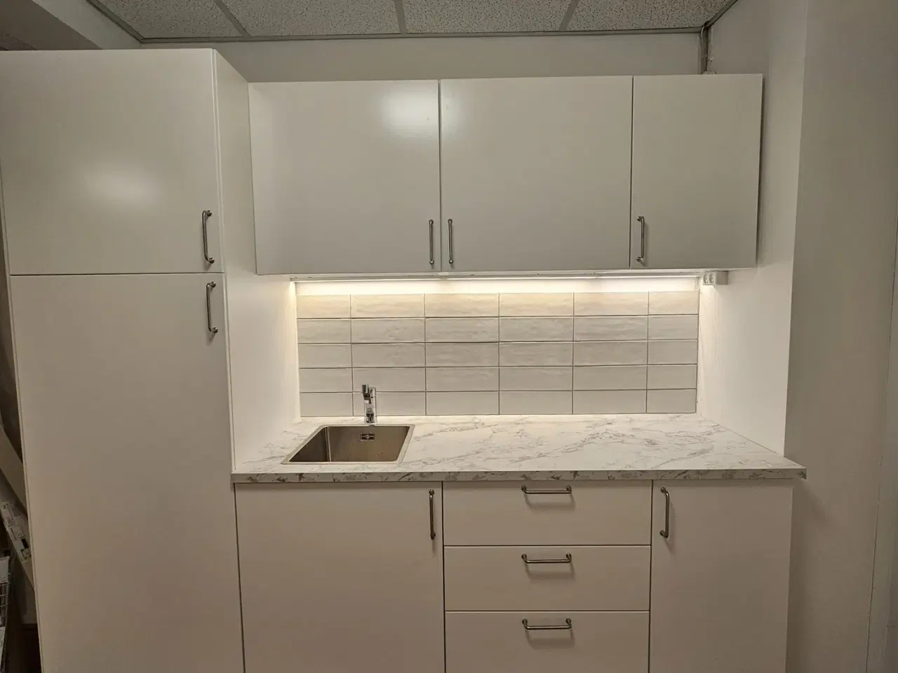 Billede 11 - Stort kontor med faciliteter, beliggende nær offentlig transport.