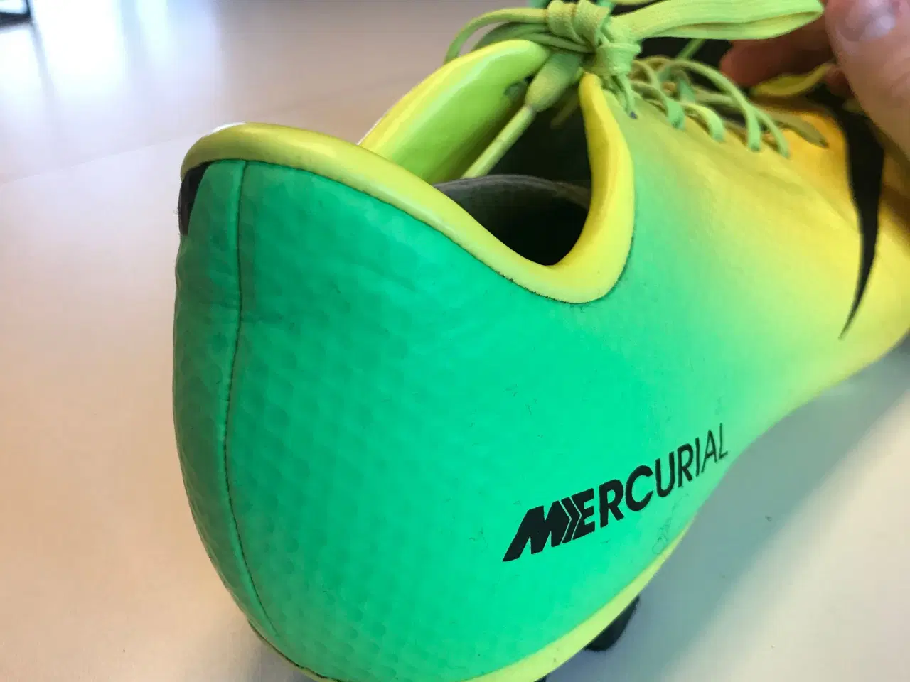 Billede 3 - gule og grønne fodboldstøvler i en str 38,5