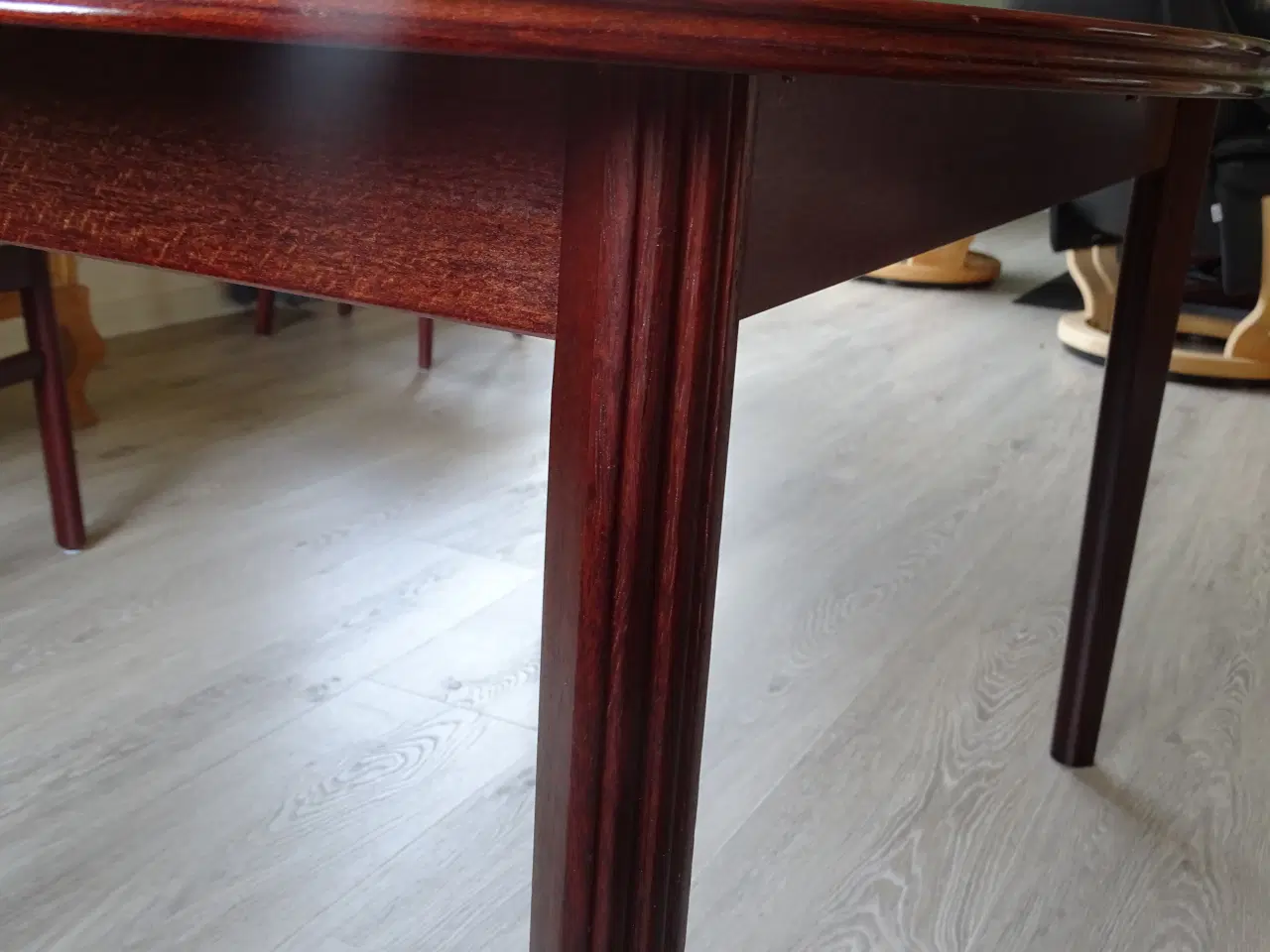 Billede 2 - Spisebord i mørkt træ.